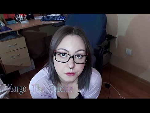 ❤️ Σέξι κορίτσι με γυαλιά πιπιλίζει Dildo βαθιά στην κάμερα ❤️ Όμορφο πορνό ❌️