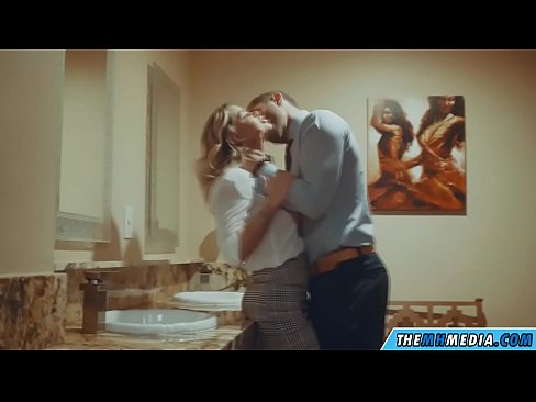 ❤️ Όταν μια πλούσια ξανθιά σε αποπλανεί σε μια δημόσια τουαλέτα ❤️ Όμορφο πορνό ❌️